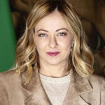 Il cubo bianconero nei cieli di Firenze e in riva all’Arno