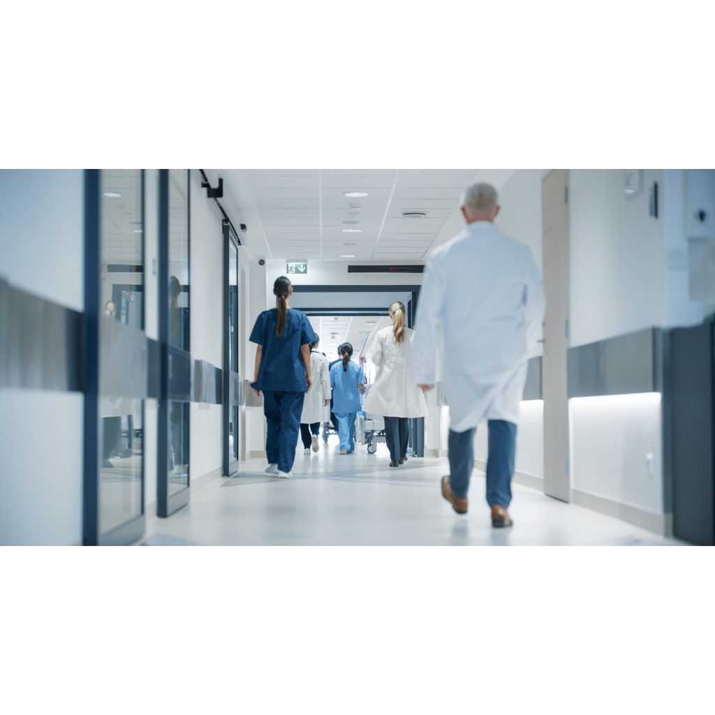 Hospital Hallway with Doctors, Nurses and Specialists in Hospital. Female and Male Physicians, Surgeons, Healthcare Officials Walk Together in Corridor with Their Back to Camera - Sfogliamo.eu