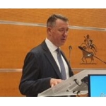 Freddo e pioggia, in fila dall’alba per sentirsi parte di una comunità civile