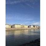 Una foto romantica con vista sull’Arno d’argento e bancarella
