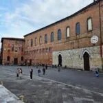 Anche l’ospedale di Siena celebra la Repubblica con il tricolore all’ingresso
